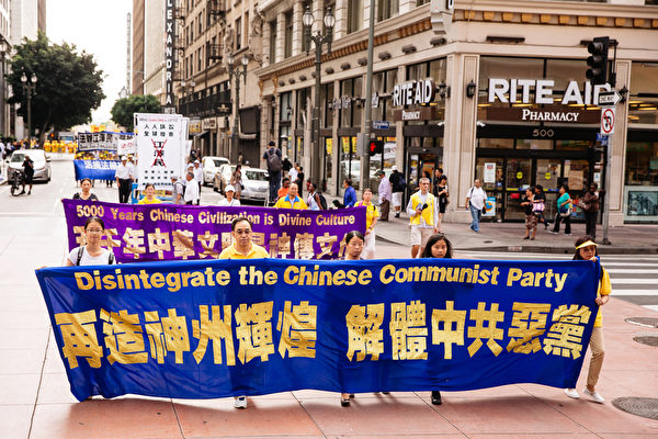 10月15日,來自世界各地的部分法輪功學員參加洛杉磯大遊行。(愛德華/大紀元) 10月15日,來自世界各地的部分法輪功學員參加洛杉磯大遊行。(愛德華/大紀元)