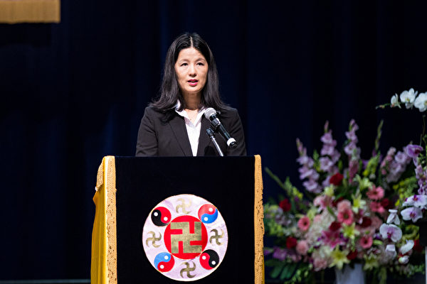 2015美國西部法輪大法心得交流會10月16日在洛杉磯召開。洛杉磯學員徐安妮在會上發言。(戴兵/大紀元) 2015美國西部法輪大法心得交流會10月16日在洛杉磯召開。洛杉磯學員徐安妮在會上發言。(戴兵/大紀元)