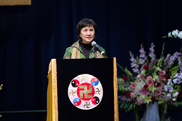 2015美國西部法輪大法心得交流會10月16日在洛杉磯召開,來自臺灣的法輪功學員廖艷梅在會上發言。(戴兵/大紀元) 2015美國西部法輪大法心得交流會10月16日在洛杉磯召開,來自臺灣的法輪功學員廖艷梅在會上發言。(戴兵/大紀元)