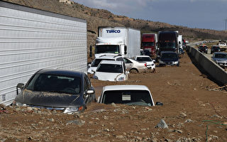 组图：泥石流强袭美南加州 近200汽车瞬间被困