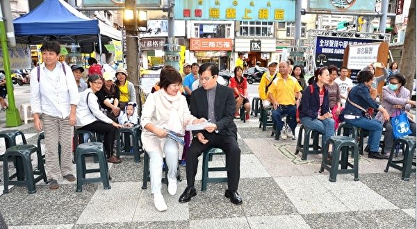 树林区长听取征签学员的反迫害控诉征签活动。(宋顺澈/大纪元) 树林区长听取征签学员的反迫害控诉征签活动。(宋顺澈/大纪元)