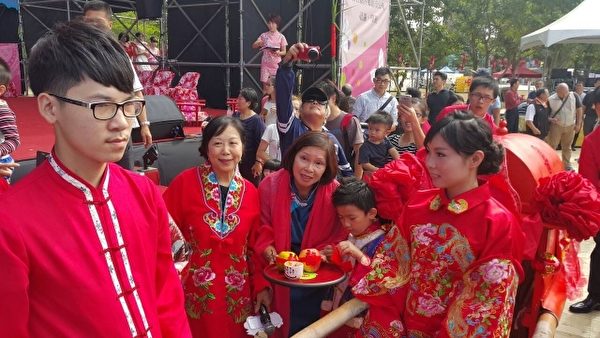 现场演示客家婚礼习俗。(林宝云/大纪元) 现场演示客家婚礼习俗。(林宝云/大纪元)