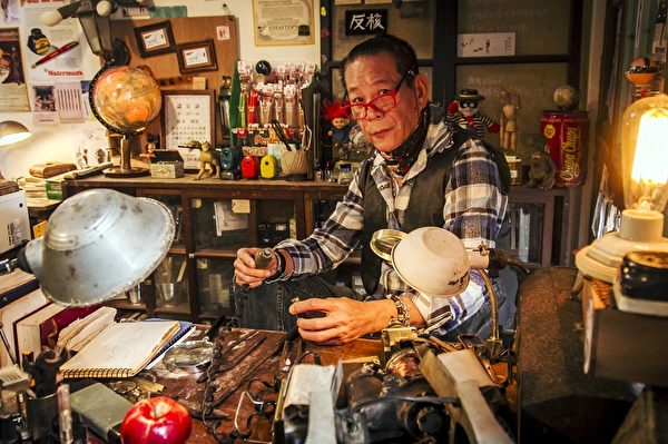 龙劭华所饰演的钢笔店老板,对骨董钢笔情有独钟。(海鹏电影提供) 龙劭华所饰演的钢笔店老板,对骨董钢笔情有独钟。(海鹏电影提供)