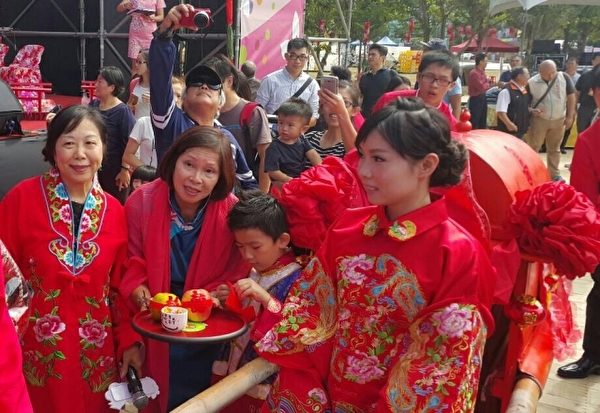 苹果、橘子和糖果象征“平安吉利,甜甜蜜蜜”。(林宝云/大纪元) 苹果、橘子和糖果象征“平安吉利,甜甜蜜蜜”。(林宝云/大纪元)