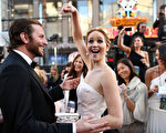 詹妮弗·劳伦斯与布莱德利·库珀出席2013年奥斯卡颁奖礼。(Christopher Polk/Getty Images)