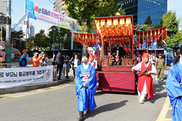 近日,第26屆「青龍文化祭」在韓國首爾的東大門區「龍頭緊鄰公園」舉辦。圖為國王的御駕隊伍在巡行。(圖片由東大門區廳提供)
近日,第26屆「青龍文化祭」在韓國首爾的東大門區「龍頭緊鄰公園」舉辦。圖為國王的御駕隊伍在巡行。(圖片由東大門區廳提供)