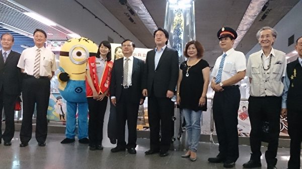 基隆地检署于“台湾铁路纵贯线起点”基隆站,启动“全民反贿选列车”,邀全民发挥小小兵精神,杜绝贿选!(周美晴/大纪元) 基隆地检署于“台湾铁路纵贯线起点”基隆站,启动“全民反贿选列车”,邀全民发挥小小兵精神,杜绝贿选!(周美晴/大纪元)