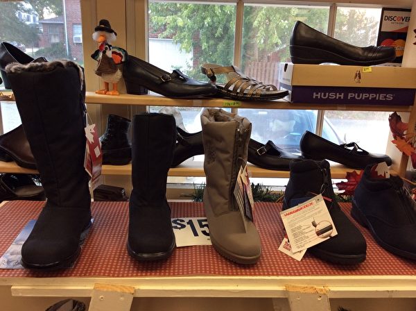作为SAS品牌鞋的专卖店，Village Cobbler鞋店有SAS品牌各种款式的男鞋女鞋，无论是休闲，运动，还是凉鞋，拖鞋，西装鞋，或是长时间站立的工作鞋等，应有尽有。 （慧明/大纪元）
