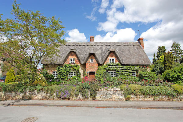 Avon Cottage,49.5万英镑
位于布莱登(Bredon)村的独立别墅,枝繁叶茂。步行几分钟即可到达附近的商店、学校和酒吧。
地址:Church Street, Bredon, TEWKESBURY, Gloucestershire, GL20 7LA
Avon Cottage,49.5万英镑
位于布莱登(Bredon)村的独立别墅,枝繁叶茂。步行几分钟即可到达附近的商店、学校和酒吧。
地址:Church Street, Bredon, TEWKESBURY, Gloucestershire, GL20 7LA