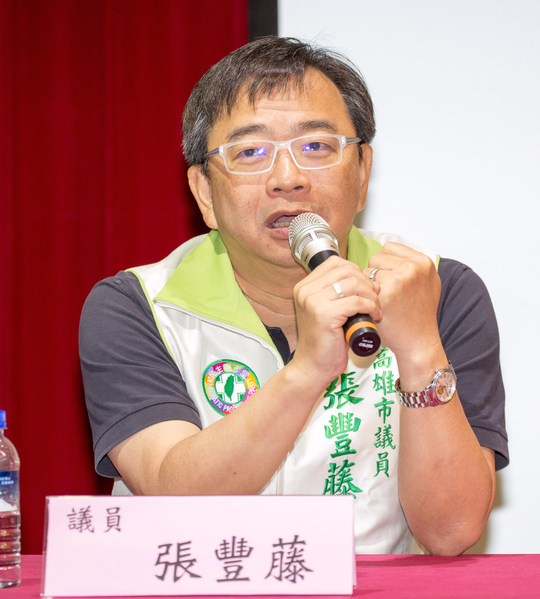 高雄市议员张丰藤表示,我们应汇聚更大力量,对迫害宗教人士的恶人江泽民予以谴责,将他送上法庭审判。(明慧网) 高雄市议员张丰藤表示,我们应汇聚更大力量,对迫害宗教人士的恶人江泽民予以谴责,将他送上法庭审判。(明慧网)