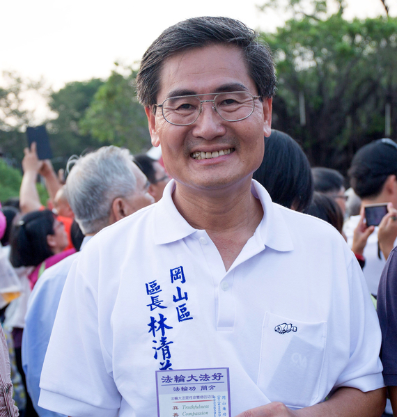 高雄冈山区行政首长林清益表示,法轮功学员精神令人敬佩。(明慧网) 高雄冈山区行政首长林清益表示,法轮功学员精神令人敬佩。(明慧网)