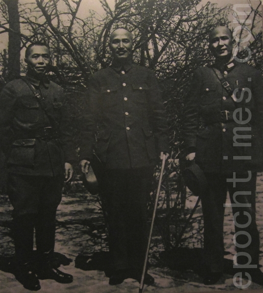 1938年3月24日“台儿庄大战”开战前夕,蒋中正携副参谋白崇禧飞抵徐州,与第五战区司令官李宗仁(左)三人视察陇海前线合影。蒋中正当天离开,却命令白将军留下,协助李宗仁作战。此张相片富有历史意义,三位国军领导人正站在中日战史转捩点的重要一刻。(翻摄:钟元/大纪元) 1938年3月24日“台儿庄大战”开战前夕,蒋中正携副参谋白崇禧飞抵徐州,与第五战区司令官李宗仁(左)三人视察陇海前线合影。蒋中正当天离开,却命令白将军留下,协助李宗仁作战。此张相片富有历史意义,三位国军领导人正站在中日战史转捩点的重要一刻。(翻摄:钟元/大纪元)