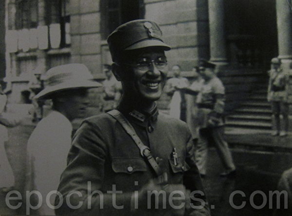 1938年初,白崇禧将军提出抗日持久战方针:“积小胜为大胜,以空间换时间,以游击战辅助正规战,与日军打持久战。”此方针为最高当局采纳,成为抗日最高战略原则和指导方针。图为1938年6月5日,白将军参加军委会部署武汉会战的最高军事会议,并出任抗战史上规模最大的武汉会战江北战场最高指挥官。(翻摄:钟元/大纪元) 1938年初,白崇禧将军提出抗日持久战方针:“积小胜为大胜,以空间换时间,以游击战辅助正规战,与日军打持久战。”此方针为最高当局采纳,成为抗日最高战略原则和指导方针。图为1938年6月5日,白将军参加军委会部署武汉会战的最高军事会议,并出任抗战史上规模最大的武汉会战江北战场最高指挥官。(翻摄:钟元/大纪元)