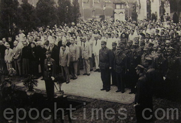 1945年9月9日,南京,冷欣中将代表将日本降书献给中国战区统帅蒋中正,白崇禧将军(前排右侧内三)。八年抗战胜利,事实上中国已经国困民贫,可说是一次惨胜。(翻摄:钟元/大纪元) 1945年9月9日,南京,冷欣中将代表将日本降书献给中国战区统帅蒋中正,白崇禧将军(前排右侧内三)。八年抗战胜利,事实上中国已经国困民贫,可说是一次惨胜。(翻摄:钟元/大纪元)