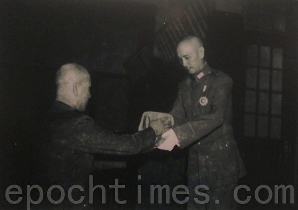 1946年7月1日,国民政府主席蒋中正(右)将正于东北督战之白崇禧(左)调回,颁授白氏国防部长印信。抗战胜利后,白崇禧出任中华民国第一任国防部长。(翻摄:钟元/大纪元) 1946年7月1日,国民政府主席蒋中正(右)将正于东北督战之白崇禧(左)调回,颁授白氏国防部长印信。抗战胜利后,白崇禧出任中华民国第一任国防部长。(翻摄:钟元/大纪元)
