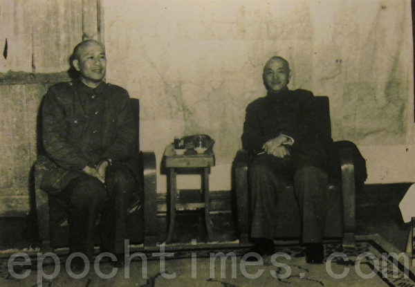 1949年11月20日白崇禧(左)与蒋中正(右)在重庆会晤,商量如何支撑残局。(翻摄:钟元/大纪元)
1949年11月20日白崇禧(左)与蒋中正(右)在重庆会晤,商量如何支撑残局。(翻摄:钟元/大纪元)