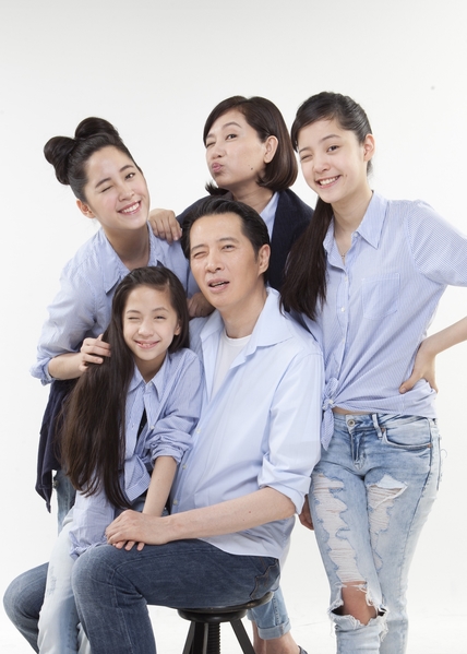 欧阳妮妮(左后一)公开啾咪全家福。(公关提供) 欧阳妮妮(左后一)公开啾咪全家福。(公关提供)