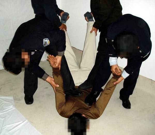 酷刑演示:毒打(明慧網) 酷刑演示:毒打(明慧網)