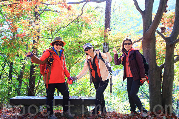 韩国京畿道北汉山国立公园,以其秀丽的山势及临近首都的优势,成为市民喜欢去的地方。10月末北汉山的秋景更是耀眼。(全宇/大纪元) 韩国京畿道北汉山国立公园,以其秀丽的山势及临近首都的优势,成为市民喜欢去的地方。10月末北汉山的秋景更是耀眼。(全宇/大纪元)
