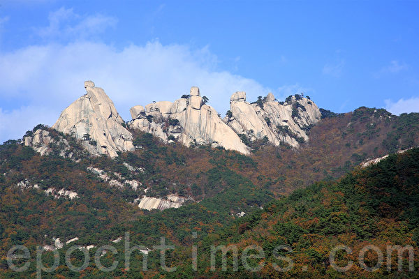 韩国京畿道北汉山国立公园,以其秀丽的山势及临近首都的优势,成为市民喜欢去的地方。10月末北汉山的秋景更是耀眼。(全宇/大纪元) 韩国京畿道北汉山国立公园,以其秀丽的山势及临近首都的优势,成为市民喜欢去的地方。10月末北汉山的秋景更是耀眼。(全宇/大纪元)