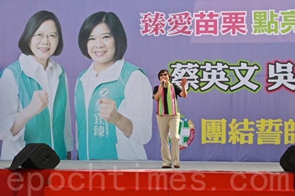 前交通部长叶菊兰为吴宜臻站台。(许享富 /大纪元) 前交通部长叶菊兰为吴宜臻站台。(许享富 /大纪元)