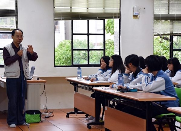 吳敏顯到蘭陽女中開講。(宜蘭文化局提供) 吳敏顯到蘭陽女中開講。(宜蘭文化局提供)