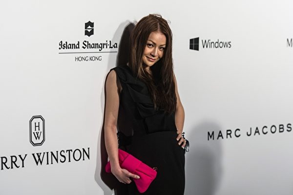 香港特首梁振英在其女儿梁齐昕于2015年3月14日参加2015年邵氏影城amfAR香港晚会走红地毯。(ANTHONY WALLACE/AFP/Getty Images) 香港特首梁振英在其女儿梁齐昕于2015年3月14日参加2015年邵氏影城amfAR香港晚会走红地毯。(ANTHONY WALLACE/AFP/Getty Images)