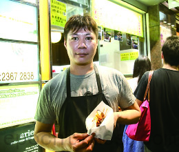 第三代肥仔小食店老板余启康,对售卖同样食品母亲所开的店没有上榜感诧异。(余钢 /大纪元) 第三代肥仔小食店老板余启康,对售卖同样食品母亲所开的店没有上榜感诧异。(余钢 /大纪元)