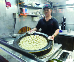 米芝莲认为街头小食与港人关系密切,图为荃湾祥兴记的上海生煎包。(宋祥龙/大纪元) 米芝莲认为街头小食与港人关系密切,图为荃湾祥兴记的上海生煎包。(宋祥龙/大纪元)