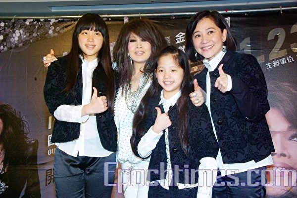 2009年欧阳菲菲台湾演唱会前夕,傅娟(右)带着两女儿来看欧阳菲菲。(黄宗茂/大纪元) 2009年欧阳菲菲台湾演唱会前夕,傅娟(右)带着两女儿来看欧阳菲菲。(黄宗茂/大纪元)
