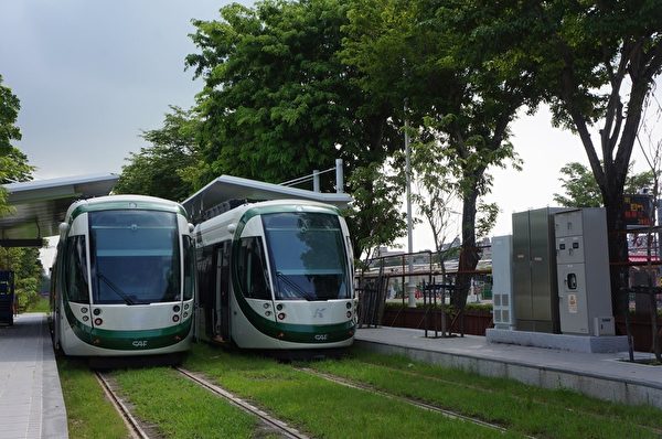 全台第一座轻轨-高雄轻轨轻轨有助于发展绿能城市的建设。(高市观光局提供) 全台第一座轻轨-高雄轻轨轻轨有助于发展绿能城市的建设。(高市观光局提供)