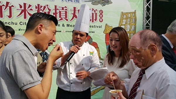 市长林智坚﹝左﹞大口试吃创意料理。(林宝云/大纪元) 市长林智坚﹝左﹞大口试吃创意料理。(林宝云/大纪元)