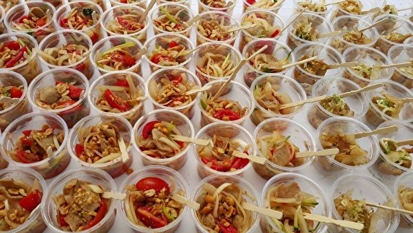 扛丸佐蔬食让民众试吃。(林宝云/大纪元) 扛丸佐蔬食让民众试吃。(林宝云/大纪元)