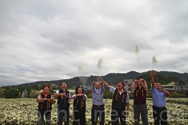 嘉宾以撒米求丰收、撒盐趋吉避邪、撒酒敬天地等仪式,表达对大自然的感恩。(许享富/大纪元) 嘉宾以撒米求丰收、撒盐趋吉避邪、撒酒敬天地等仪式,表达对大自然的感恩。(许享富/大纪元)