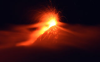 危地馬拉火山夜間噴發 紅色岩漿照亮夜空