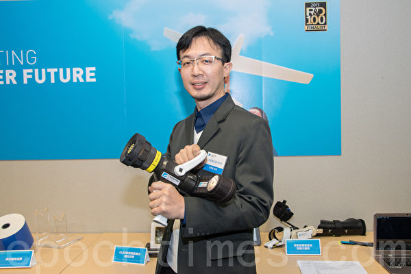 綠能科技的經理廖榮皇介紹消防照明新技術。(曹景哲/大紀元) 綠能科技的經理廖榮皇介紹消防照明新技術。(曹景哲/大紀元)