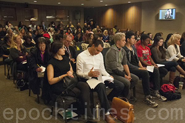 在11月10日舊金山聯合學區會議現場,有近百名家長在現場,擬向學區提出抗議,力爭保留原有代數教學順序。(周鳳臨/大紀元) 在11月10日舊金山聯合學區會議現場,有近百名家長在現場,擬向學區提出抗議,力爭保留原有代數教學順序。(周鳳臨/大紀元)