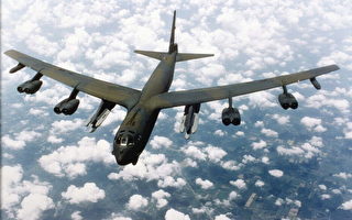 美軍轟炸機飛越南海人工島礁附近海域