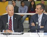 美国副总统拜登周一再度访问洛杉矶,与市长加西堤(Eric Garcetti)及商业界代表等人一同开会讨论绿能科技与创造就业等关乎六千万美元投资金额的议题。(郑浩/大纪元)