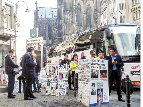 法輪功學員在德國科隆大教堂(Cologne Cathedral, Germany)設立法輪功真相點,講述法輪功無辜被殘酷迫害的真相,以及中共的邪惡本質,同時勸告人們脫離中共保平安。(明慧網) 法輪功學員在德國科隆大教堂(Cologne Cathedral, Germany)設立法輪功真相點,講述法輪功無辜被殘酷迫害的真相,以及中共的邪惡本質,同時勸告人們脫離中共保平安。(明慧網)