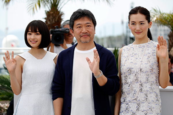 左起依序为广濑铃、《海街日记》导演是枝裕和、绫濑遥。(Tristan Fewings/Getty Images) 左起依序为广濑铃、《海街日记》导演是枝裕和、绫濑遥。(Tristan Fewings/Getty Images)