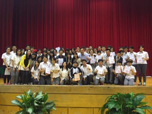 台北市中等学校学生科学研究奖助计划颁奖典礼暨成果发表会11月22日举行,丽山高中中学生于颁奖典礼后合影留念。(丽山高中) 台北市中等学校学生科学研究奖助计划颁奖典礼暨成果发表会11月22日举行,丽山高中中学生于颁奖典礼后合影留念。(丽山高中)