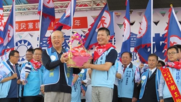 世界客属总会总会长吴伯雄与林为洲。(林为洲竞选总部提供) 世界客属总会总会长吴伯雄与林为洲。(林为洲竞选总部提供)
