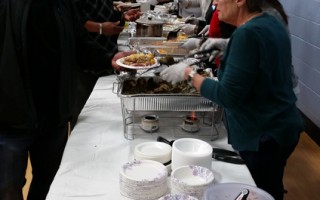 感恩节来临  社区获赠节日大餐和礼物