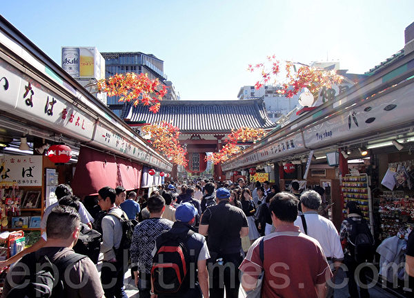 通向浅草寺风雷神门的商业街(蓝海/大纪元) 通向浅草寺风雷神门的商业街(蓝海/大纪元)