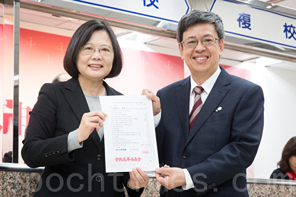民進黨總統參選人蔡英文(左)、副總統參選人陳建仁(右)27日前往中選會登記參選第14任總統副總統。(陳柏州/大紀元) 民進黨總統參選人蔡英文(左)、副總統參選人陳建仁(右)27日前往中選會登記參選第14任總統副總統。(陳柏州/大紀元)