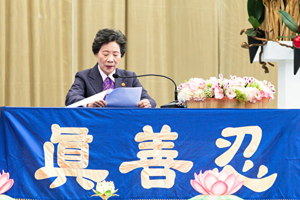2015法轮大法台湾修炼心得交流会11月29日在台大体育馆召开,赵月娥交流修炼心得。(白川/大纪元) 2015法轮大法台湾修炼心得交流会11月29日在台大体育馆召开,赵月娥交流修炼心得。(白川/大纪元)