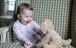 威廉王子夫妇发布夏洛特小公主新照