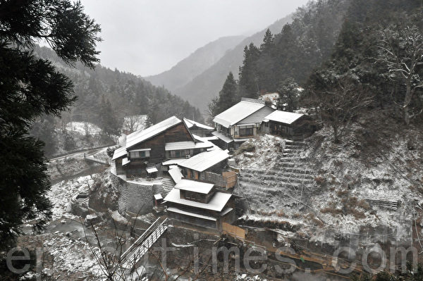 野猿公苑附近的温泉旅馆 (孙明国/大纪元) 野猿公苑附近的温泉旅馆 (孙明国/大纪元)