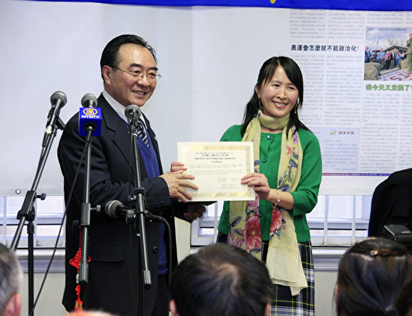 2010年1月1日,前沈阳市委宣传部联络部长和沈阳日报总经理张凯臣(左)公开退党。(大纪元资料室) 2010年1月1日,前沈阳市委宣传部联络部长和沈阳日报总经理张凯臣(左)公开退党。(大纪元资料室)